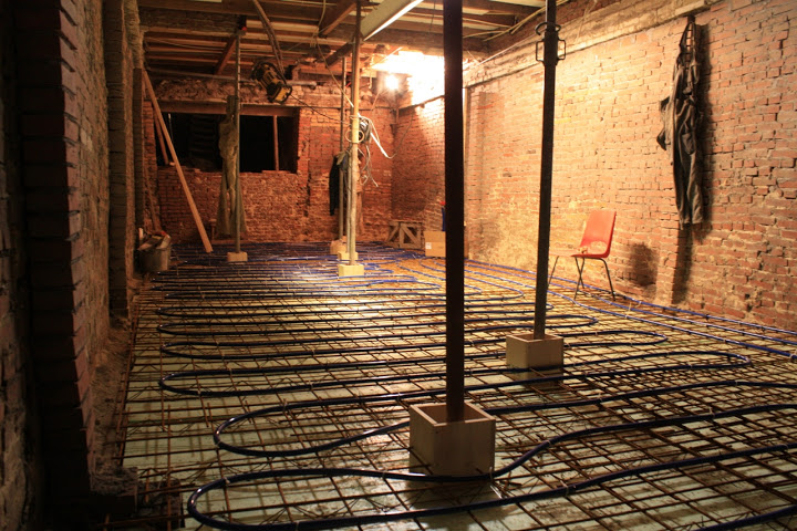 Kelder in aanbouw: vloerverwarming en betonvloer