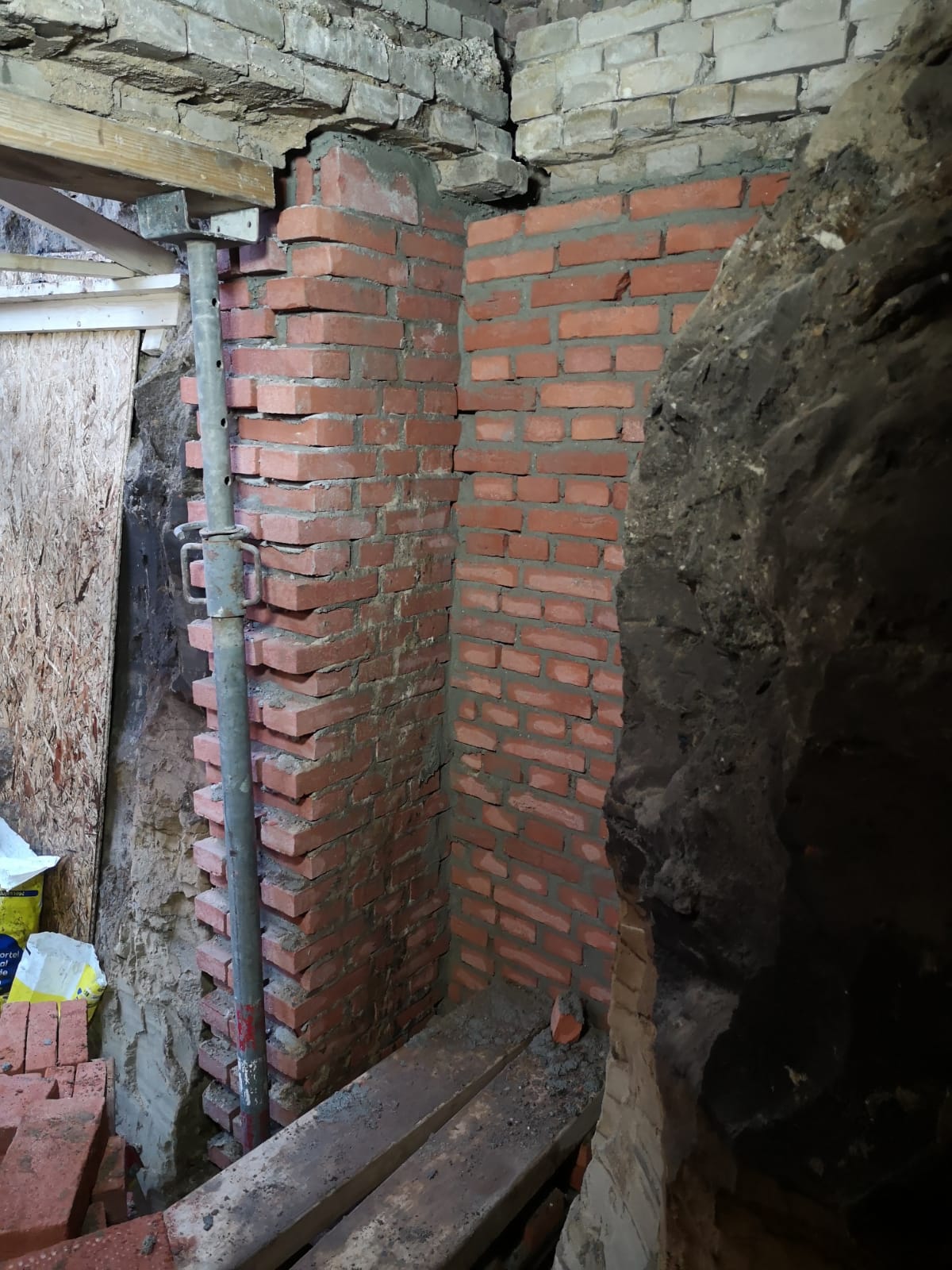 Nieuwe metselwerkwanden in de kelder in aanbouw