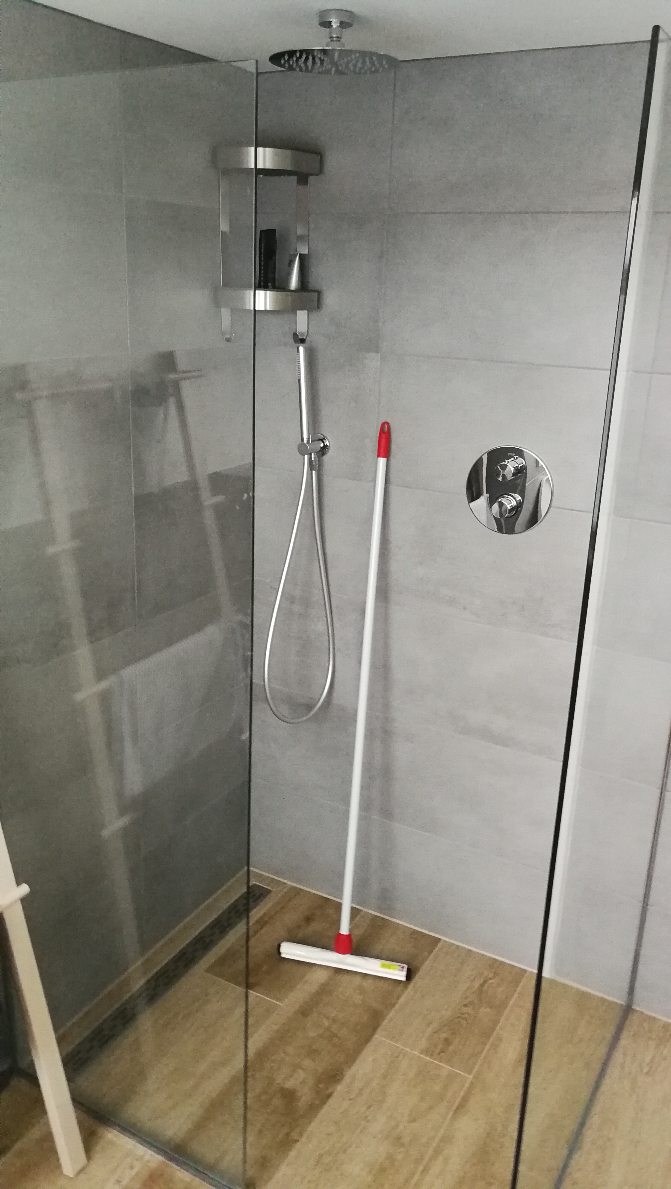 Nieuwe inloopdouche met regendouche en handdouche