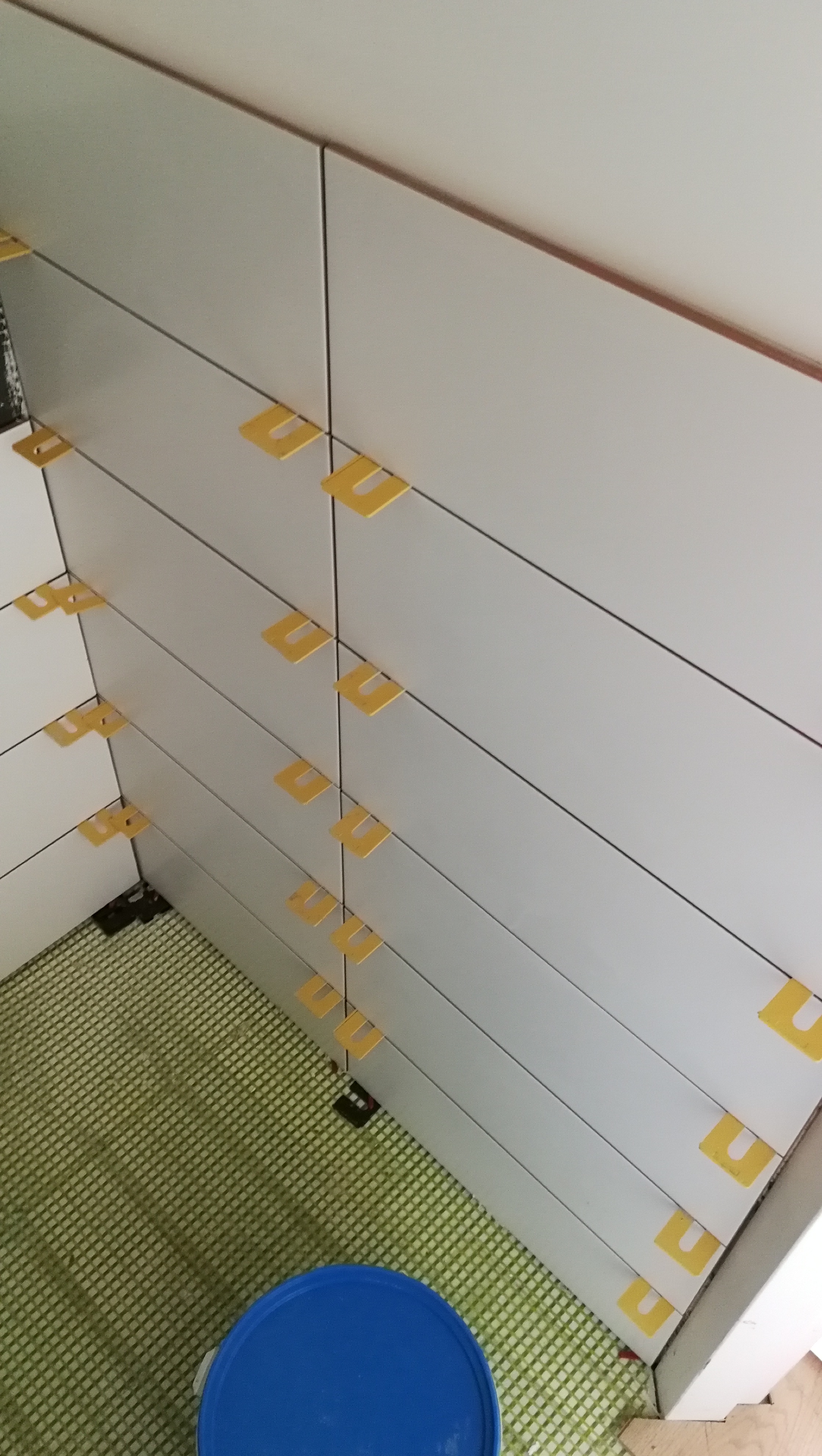 Nieuwe wandtegels gezet in de badkamer