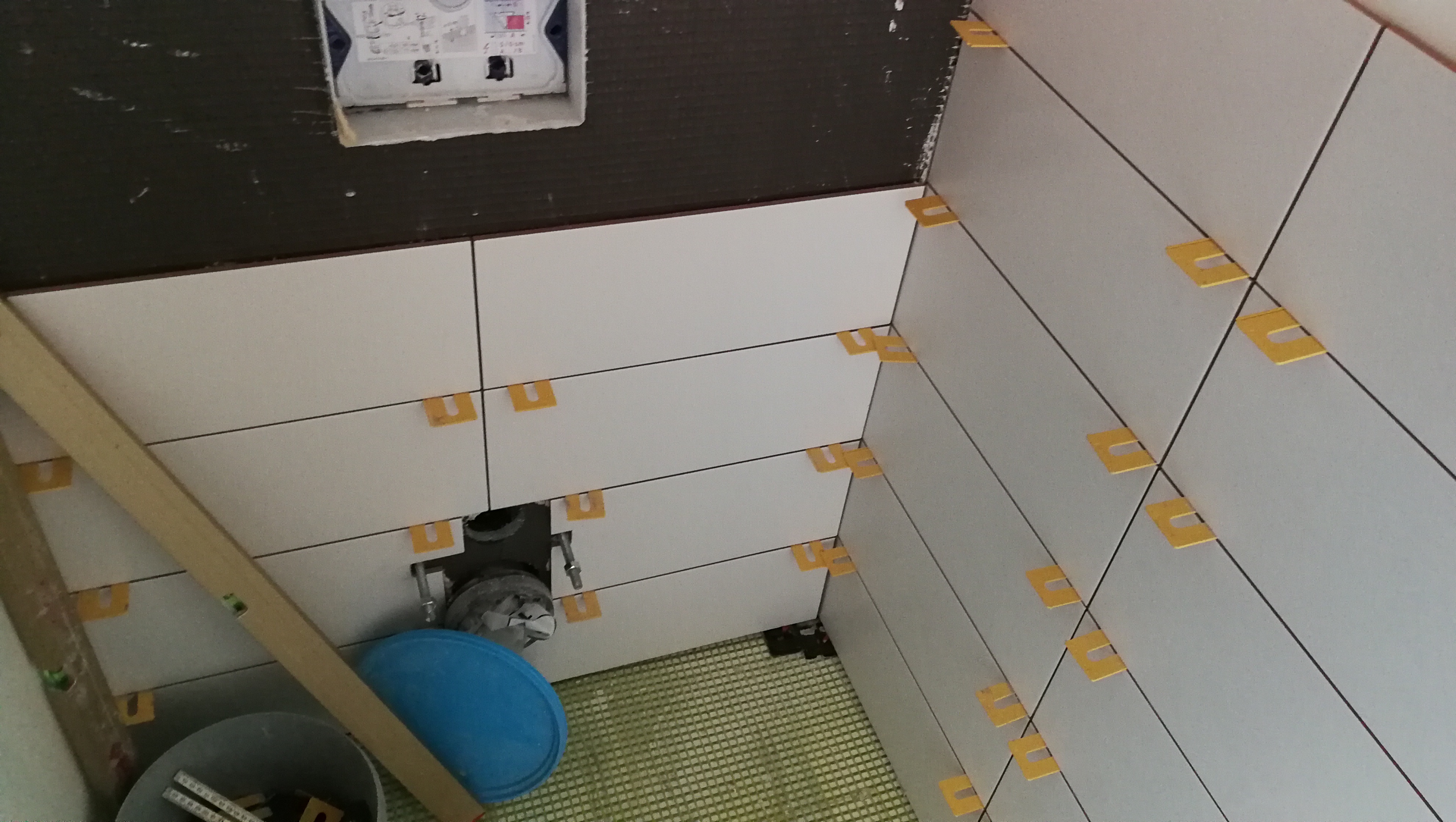 Nieuwe wc tegels in gerenoveerde badkamer