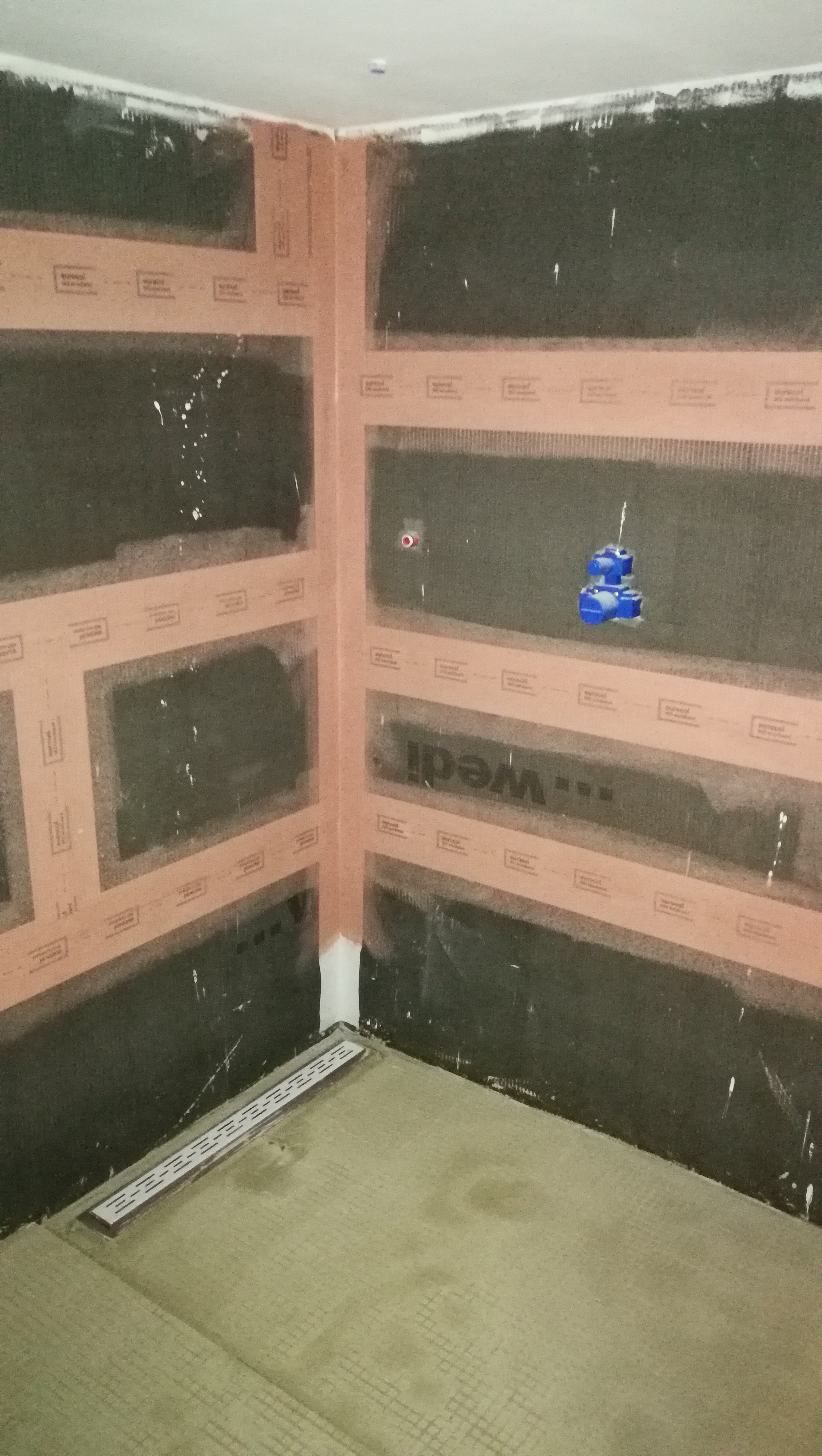 Afgewerkte douchehoek met glazen douchewand