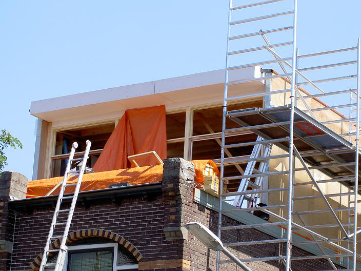 Ruwbouw dakopbouw met steigers en nieuw houtskelet in aanbouw
